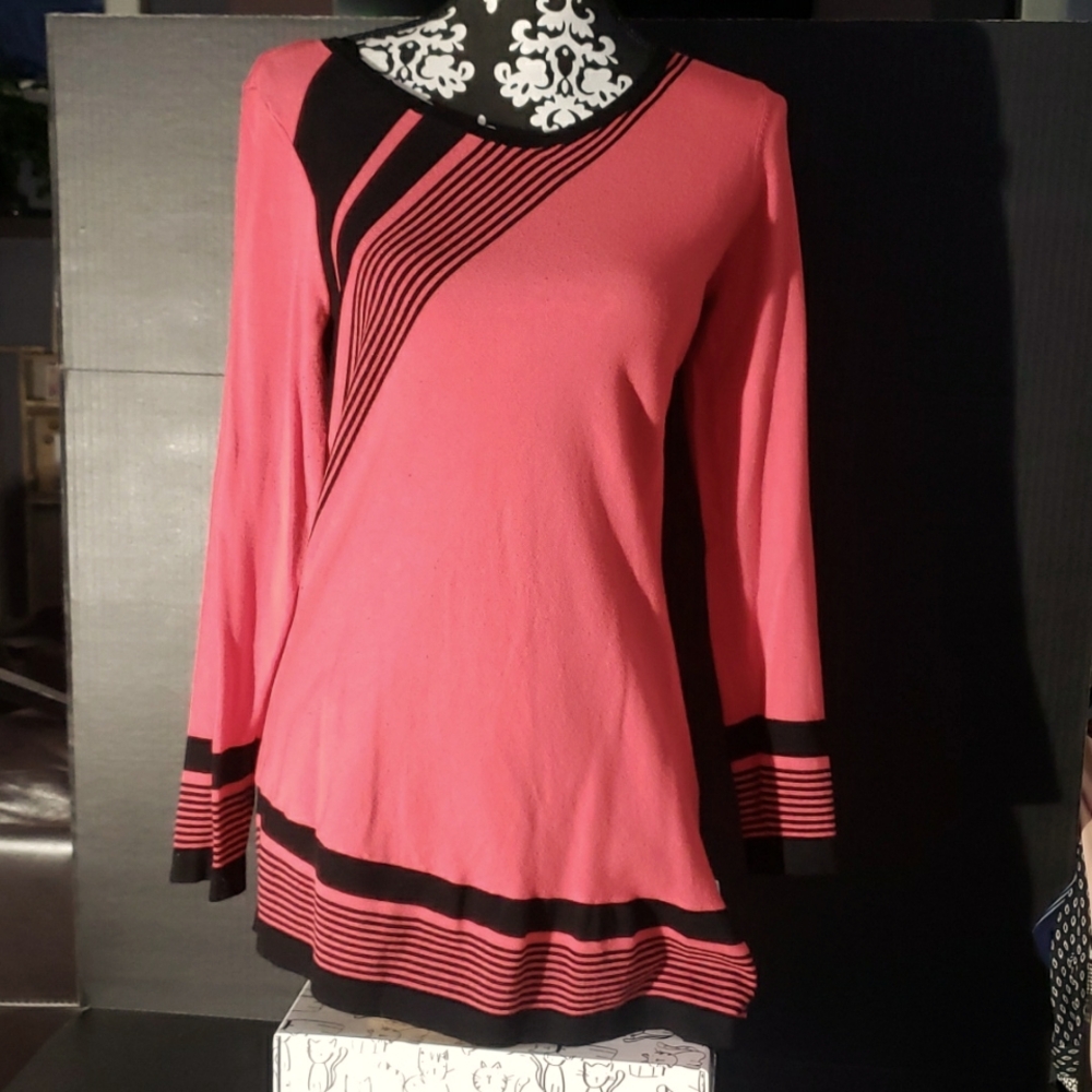 Ricki's long-sleeved tunic. Salmon with black striping. Size M.